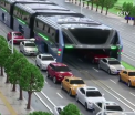 Autobuzul urias care merge deasupra masinilor de pe sosea. Solutia chinezilor pentru a fluidiza traficul si a reduce poluarea - VIDEO