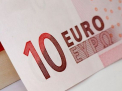 Se schimba banii. Cum arata noile bancnote euro, puse astazi in circulatie