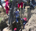 Muncitor salvat in ultima clipa, dupa ce a cazut in groapa pe care o sapa. Colegii sai dau vina pe pamantul din zona