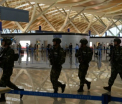 Patru raniti pe aeroportul din Shanghai. Camerele au surprins atacul: un barbat a aruncat o sticla cu explozibili - VIDEO