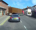 A fost cat pe ce sa fie lovita de un camion de 20 de tone. Reactia salvatoare pe care a avut-o femeia in ultima secunda - VIDEO