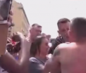"Mi-au turnat o bere intreaga in cap". Reporterita din Rusia, inconjurata de suporteri englezi, in Marsilia. VIDEO