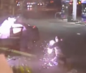 Imagini incredibile intr-o benzinarie. O masina a luat foc, iar explozia l-a aruncat pe sofer in afara autoturismului - VIDEO