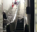 O ploaie torentiala a transformat scarile unei statii de metrou din Washington intr-o cascada. VIDEO