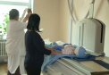 Roentgen, tortura pentru bebelusi si mamele lor: Sunt legati cu centuri si agatati de o bucata de metal