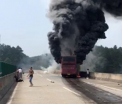 Un autobuz a luat foc in China, dupa ce s-a izbit de un parapet. Cel putin 30 din cei 56 de pasageri au murit - FOTO si VIDEO