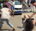 Cum a pedepsit-o aceasta femeie pe amanta sotului ei, in plina zi, pe strada. Incidentul violent a fost filmat 