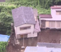 Alunecari de teren dramatice, in Japonia, dupa ploi torentiale. O casa s-a prabusit peste constructiile de la baza unui deal