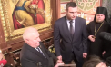 Klichko a dat cu capul in icoana. Primarul-boxer, stangaci in biserica. VIDEO