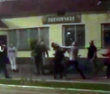 Bataie intre 20 de barbati in fata unui club din Rusia. Unul dintre ei a scos fierastraul electric. VIDEO