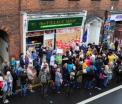Mars de solidaritate in fata magazinului romanesc incendiat in Norwich. Mesajele de sustinere lasate de zeci de britanici