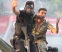 Momentul in care un politist salveaza de furia multimii un militar pucist. Imaginea devenita simbol al revoltei din Turcia