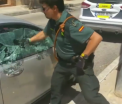 Motivul pentru care un politist spaniol a spart geamul acestei masinii parcate in soare. Ce a vazut inauntru. VIDEO