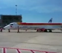 Scene surprinzatoare pe aeroportul Fiumicino, de langa Roma. 10 angajati, filmati in timp ce imping un avion plin cu pasageri