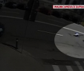 Un politist din Craiova a fost tarat cativa metri de un sofer suparat. Imaginile surprinse de camerele de supraveghere