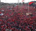Sute de mii de turci au iesit in strada in piata Taksim din Istanbul in semn de sustinere fata de democratie. FOTO si VIDEO