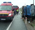 Cinci copii raniti dupa ce camionul in care se aflau s-a rasturnat, langa CLuj. Soferul ii luase in cabina, la o plimbare