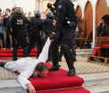 Un nou scandal cu tenta religioasa, in Franta. Momentul in care un preot este tarat de politisti afara din biserica - VIDEO