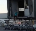 Un barbat a fost surprins cum fugea pe pista de decolare. Ce incerca sa faca acesta. VIDEO