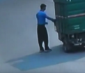 Un barbat este lovit in plin de un camion in New Delhi. Reactia soferului si a trecatorilor este halucinanta. VIDEO