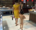 Imagini revoltatoare, surprinse intr-un supermarket din China. O mama si-a adus fiica complet dezbracata, la cumparaturi