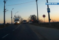 Momentul in care un microbuz de pe ruta pe Varnita-Chisinau trece la rosu peste calea ferata inaintea unei locomotive