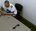 Momentul in care un suspect incatusat a reusit sa se elibereze si a evadat prin tavan. Ce a urmat - VIDEO