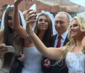 Vladimir Putin a facut selfie cu mai multe mirese, in Piata Rosie din Moscova - VIDEO