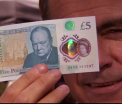 Marea Britanie are o noua bancnota de 5 lire. Testul mai putin obisnuit la care a fost supusa de guvernatorul Bancii Angliei: a bagat-o in... sos - FOTO