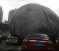 Panica intr-un oras chinez, dupa ce taifunul a eliberat un balon urias care a ajuns in trafic. Ce a urmat. VIDEO