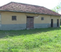 Scoala unde elevii isi risca viata cand merg la baie. Motivul pentru care WC-ul de 50 de ani nu poate fi modernizat