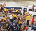 Cel putin zece persoane si-au pierdut viata, dupa ce o ambarcatiune cu turisti s-a rasturnat pe un rau din Thailanda