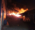Incendiu puternic intr-o tabara de migranti din Grecia. Mii de persoane au fugit din zona
