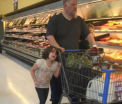 "Te rog, opreste-te! Promit ca nu mai fac!" Gestul unui tata fata de fiica lui, intr-un supermarket, i-a socat pe oameni
