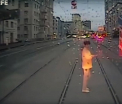 Momentul in care un tramvai loveste mortal o femeie in Moscova. Victima s-a oprit cu telefonul in mana chiar pe linie. VIDEO