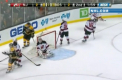 Gol fabulos in liga nord-americana de hochei. Momentul in care un jucator de la Boston a marcat cu spatele la poarta