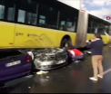 Un gest banal a declansat haosul pe o sosea din Turcia. Un autobuz a intrat pe contrasens si s-a urcat peste trei masini