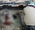 O noua imagine sfasietoare surprinde drama umana din Siria. Un tata a murit tinandu-si copilul la piept, printre daramaturi