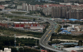 Chinezii au construit din greseala un bloc in mijlocul unei autostrazi