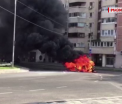 O masina a luat foc in mers, in mijlocul unei intersectii din Bacau. Cei doi pasageri s-au salvat la timp