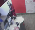 Un tanar a jefuit un restaurant cu o masca de clovn pe cap, dar a fost filmat de camere. Ce s-a intamplat dupa 2 saptamani - VIDEO