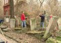 Atentie, se face curatenie! Unii o fac prin case, altii - prin cimitire: "Sunt monumente istorice si nu trebuie sa arate asa"