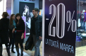 Vanatoare de reduceri intr-un mall din capitala. In timp ce zeci de oameni s-au imbultit pentru o haina, altii, nemultumiti: Nu ne permitem