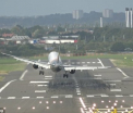 Momentul in care un Airbus A321 rateaza prima aterizare pe aeroportul din Birmingham din cauza vantului puternic din lateral - VIDEO 