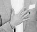 Motivul emotionant pentru care mai multe vedete masculine si-au vopsit unghia de la un deget