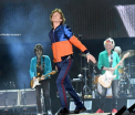 Show incendiar cu The Rolling Stones in desertul din California. Pe aceeasi scena: Bob Dylan, Paul McCartney, Roger Waters
