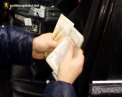 S-A FACUT DE RAS! 7 sau 17 bancnote? Cum numara banii un politist din Capitala. VIDEO