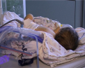 Un bebelus de 10 luni, in stare GRAVA la spital, dupa ce a inghitit o baterie: "Poate manca doar prin sonda"