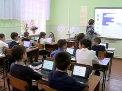 Tablete in loc de caiete si o tabla multimedia. Cum se desfasoara lectiile intr-un liceu din Anenii Noi