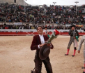 A starnit furie atunci cand s-a pozat tinand in mana niste urechi de taur. Ce a patit aceasta femeie matador - VIDEO 